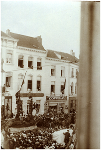 181863 Fotoalbum 6 bestaande uit 95 foto's -95. Praalwagen in een optocht, 1912