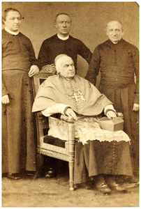 181890 Fotoalbum 9 bestaande uit 17 foto's -14. Cardinal Sterckx (zit) me achter hem drie geestelijken, z.j.