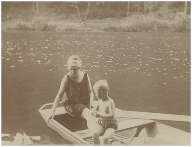 181908 Fotoalbum 5 bestaande uit 50 foto's -15. Het roeien in een roeiboot door een dame met kind, z.j.