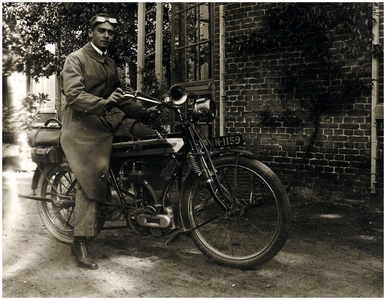 181930 Fotoalbum 5 bestaande uit 50 foto's -37. Het rijden op een motorfiets door Laurent Linssen, z.j.
