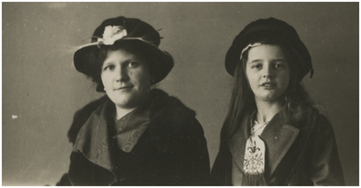 181976 Twee dames, links Jo Coovels, 1907 - 1917