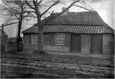 182090 Dit boerderijtje stond aan Brouwhuischedijk nummer 4, Helmond. Dit viel toentertijd onder parochie Brouwhuis, ...