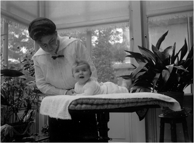 182102 Johanna Coovels met de baby Arnoud van Thiel Jr, 1912