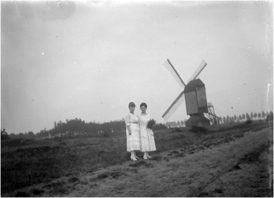 182103 Louise Coovels (links) en Paula Coovels, staande bij een Molen, 1923 - 1933