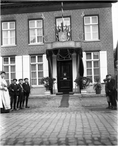 182108 Het versierde woonhuis van Burgemeester Jan Smitz ter gelegenheid van zijn huwelijk met Maria Coovels, 09-08-1913