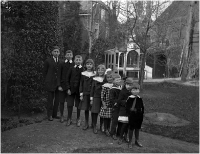 182155 Kinderen oplopend in lengte in de tuin van Huize Jekschot: v.l.n.r.: Bernard Mutsaers, Jozef Brouwers, Leo ...