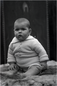 182176 Baby Alfred Wilhelmus Josephus Maria van Asten zittend op hoogpolig tapijt, 1953 - 1956