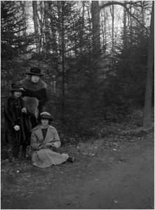 182183 Het wandelen in de bossen met v.l.n.r. Felicidad Haindl en Louise Coovels en NN, , 1916 - 1926