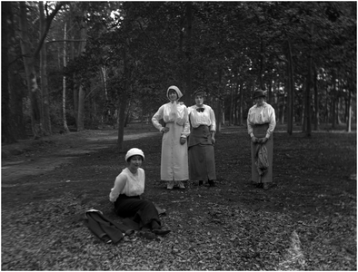 182184 Paula Coovels uiterst links met drie andere dames in Coovelsbos, 1910 - 1920