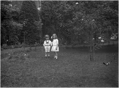182205 Arnoud en Louise van Thiel in de tuin, 02-07-1916