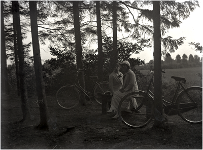 182208 Het fietsen door Nory Fietelaars en Louise Coovels die op de fiets in het park Warande zijn, 21-07-1915