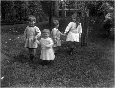 182209 Het spelen in de tuin met v.l.n.r.: Arnoud, Barend, Dirk en Louise van Thiel, 13-05-1916