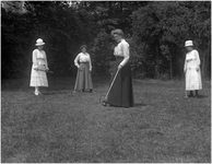 182229 Het spelen van croquet door v.l.n.r. Louise Coovels, Clara Delen, Marguerite Delen en Paula Coovels in de tuin ...