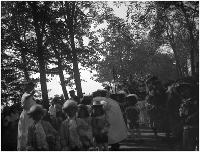 182230 Historische Optocht met o.a.: Paultje van Thiel, Ed Hettema, een Dame met platte hoed en Louise Coovels, 1918 - 1928