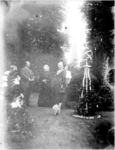 182238 V.l.n.r.: Gerard Coovels, Paula Coovels, Henriëtte Smits en Louise Coovels-Smits naast een zonnewijzer in de ...