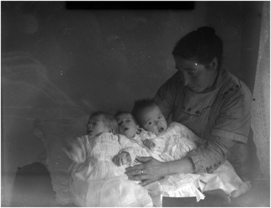 182253 Opening van consultatiebureau: Vrouw met drie baby's, 1909
