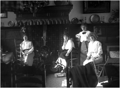 182267 V.l.n.r. NN, Paula en Louise Coovels, NN. in de keuken, 28-07-1915