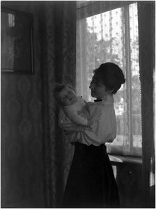 182284 Paula Coovels met baby Paul van Thiel, 30-10-1916