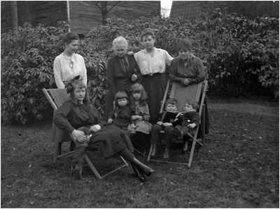 182285 Pasen : Miep Brouwers en kinderen van Thiel,, 1917