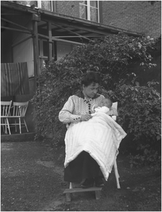 182292 Maria Johanna Aldegonda Smitz-Coovels met baby Marie-Louise Smitz op schoot, 05-1918