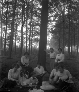 182307 Picknick met v.l.n.r. Marthe Scheyvaerts, Paula Coovels, Louise van Thiel, leunend tegen boom Louise Coovels, ...