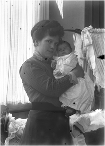 182314 Johanna P.H.M. van Thiel-Coovels met de baby Louise van Thiel, 05-1910