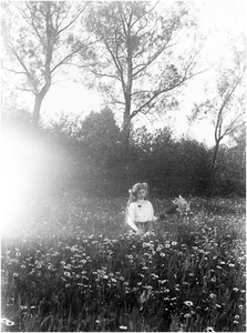 182315 Het plukken van bloemen door Louise Coovels, 24-05-1910