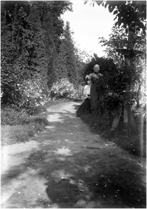 182340 Henrica Helena Maria Bernardina Smits (tante Jet) en Jo Coovels in de tuin. langs een pad in de tuin, 1915 - 1925