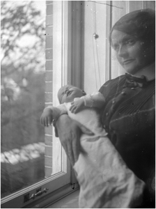 182362 Johanna Coovels met een baby, z.j.