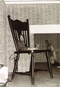 22580 Grote Stoel , reckameobject voor meubelfabriek Meeuwis, ca. 1965