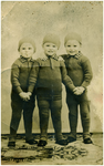 188283 Groepsfoto van drieling Antoon Caspar, Adriaan Balthasar en Jozeph Melchior, ca. 1933