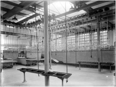 14371 Het interieur van een hal, met slachthaken, in het slachthuis aan de Rooseindsestraat 1-3, 1930