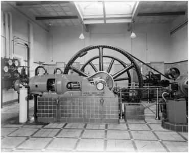 14372 Het interieur van de machinekamer met koelmachine [fabrikaat Loog Landaal, Apeldoorn] in het slachthuis aan de ...