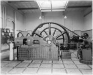 14372 Het interieur van de machinekamer met koelmachine [fabrikaat Loog Landaal, Apeldoorn] in het slachthuis aan de ...