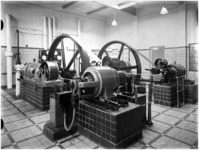 14373 Het interieur van de machinekamer met koelmachine [fabrikaat Loog Landaal, Apeldoorn] in het slachthuis aan de ...