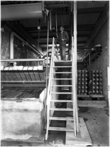 14375 Arbeiders bij een takel- / ijsstaafmachine in het slachthuis aan de Rooseindsestraat 1-3, 1930
