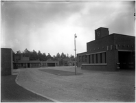 14379 Het binnenplein van het slachthuis aan de Rooseindsestraat 1-3, met rechts de centrale hal en linksachter het ...