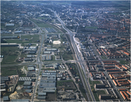 188362 Luchtfoto van omgeving Deurneseweg en Kasteeltraverse, genomen ter hoogte van de ZuidWillemsvaart, in de ...