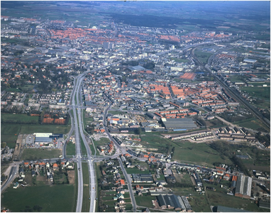 188364 Luchtfoto van omgeving Europaweg en Helmond West, genomen ter hoogte van het Burgemeester Krollaan, in de ...