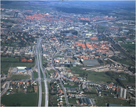 188364 Luchtfoto van omgeving Europaweg en Helmond West, genomen ter hoogte van het Burgemeester Krollaan, in de ...