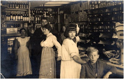 10320 Filiaal Dekkers aan de Fellenoord; interieur van de winkel, 1920
