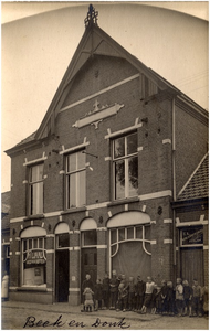 10331 Filiaal te Beek en Donk, met rechts daarvan de ingang van het gebouw van de RK Werkliedenvereniging, 1920
