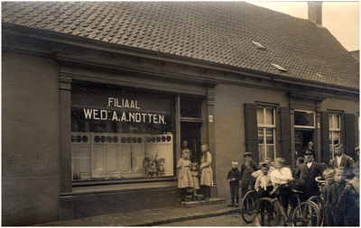 10334 Filiaal 'Huis Pijnacker' aan de Kerkstraat 25 te Geldrop, 1920