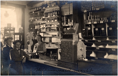 10345 Filiaal Bakermans aan de Markt te Valkenswaard, met Ton Swarttouw en Kees Geise, 1920
