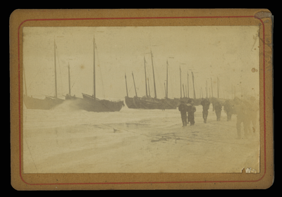 390009 Vissersvloot met vissers aan het strand, ca. 1890