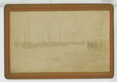 390010 Vissersvloot met vissers aan het strand, ca. 1890