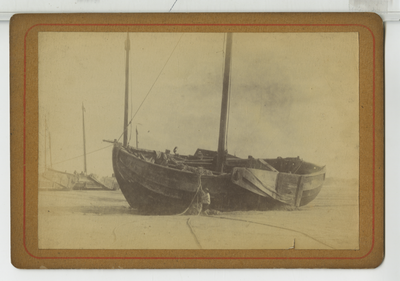 390012 Visserschuiten op het strand, ca. 1890
