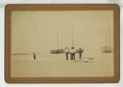 390013 Strandtafereel met vissers en vissersschuiten, ca. 1890