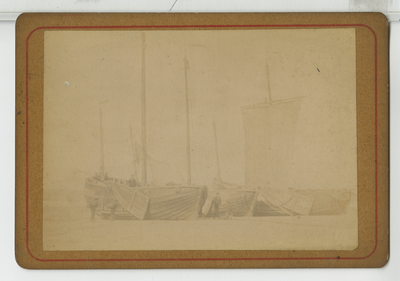 390014 Drie visserschuiten op het strand, ca. 1890