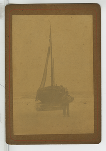 390015 Visserschuit op strand met visser, ca. 1890